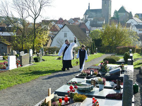 Segnung der Gräber auf dem Friedhof in Naumburg (© Karl-Franz Thiede)